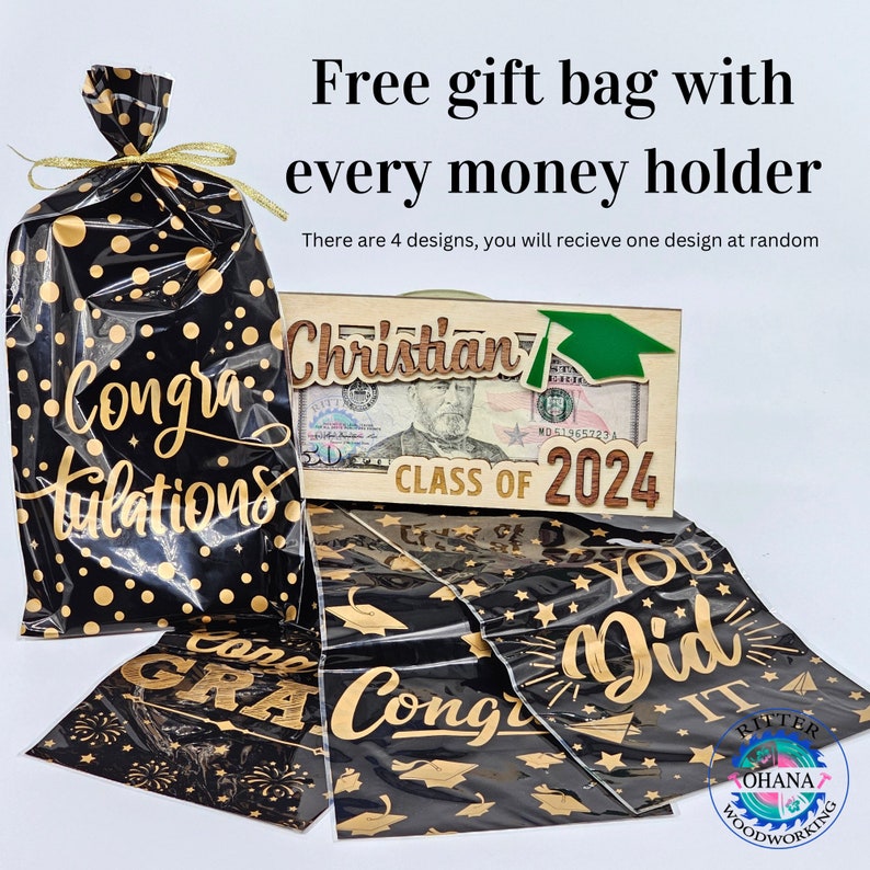 Puede incluir: Una bolsa de regalo negra y dorada con las palabras "Felicidades" impresas en ella. La bolsa est&aacute; junto a un portamonedas de madera con las palabras "Christian Clase de 2024" y un billete de d&oacute;lar dentro. Hay cuatro dise&ntilde;os diferentes de bolsas de regalo con letras doradas sobre un fondo negro.