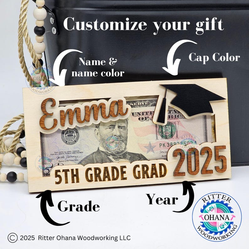 Puede incluir: Un portamonedas de madera para la graduaci&oacute;n de 5&ordm; grado con una ranura para un billete de d&oacute;lar. El portamonedas est&aacute; personalizado con el nombre "Emma" y el a&ntilde;o "2025". El portamonedas est&aacute; decorado con un gorro de graduaci&oacute;n y un peque&ntilde;o sombrero de graduaci&oacute;n.
