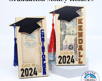 Puede incluir: Dos portamonedas de madera para graduación con un diseño de gorro de graduación. Los portamonedas están personalizados con los nombres "Christopher" y "Kendall" y el año "2024". Cada portamonedas tiene una ranura para un billete y una borla.