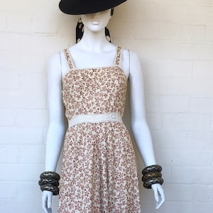 Vintage anni &#39;70 Cotone E Pizzo Floreale Prairie Maxi Abito / Abito Da Sole Stampato a più livelli Lunghi