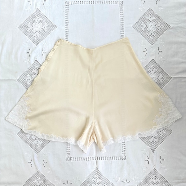 Vintage 40s Silk And Lace Trimmed Tap Pants / High Waist Silk Shorts Bloomers