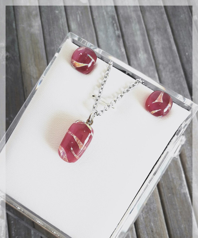 Burgundy and gold dichroic fusion glass necklace and earrings 18 14 inch chain 46.3cm. hand-cut stainless steel