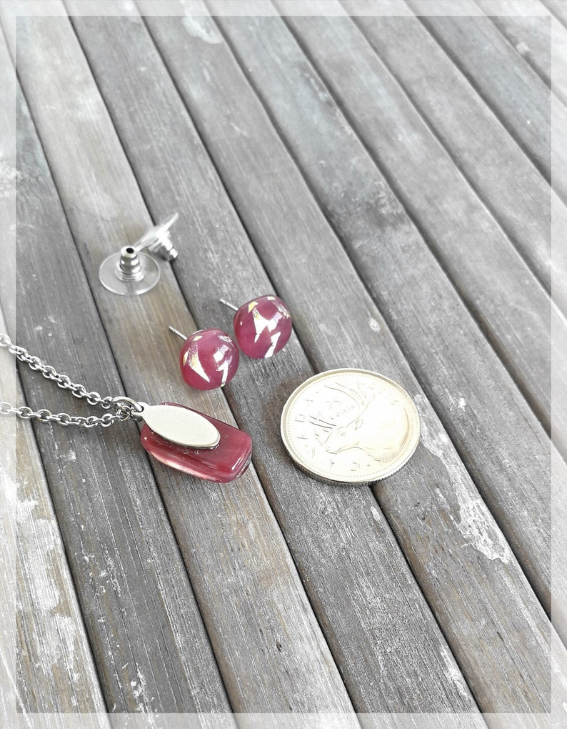 Burgundy and gold dichroic fusion glass necklace and earrings 18 14 inch chain 46.3cm. hand-cut stainless steel