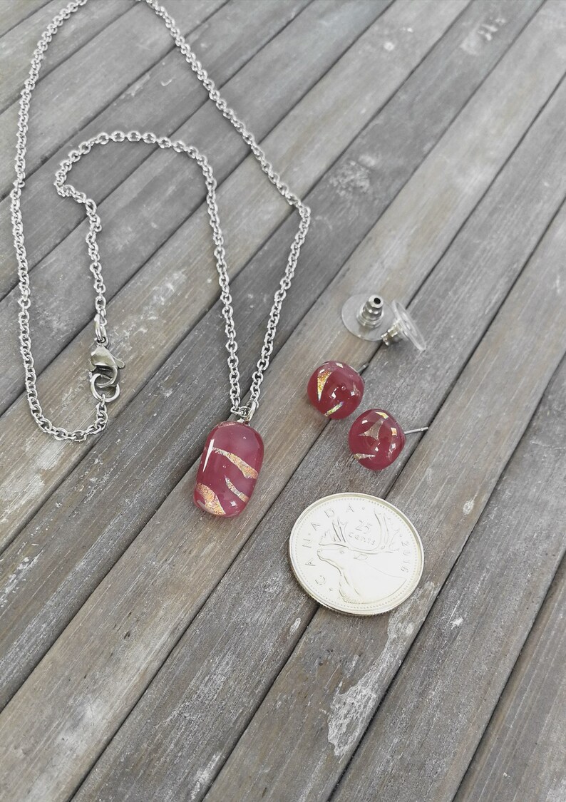 Burgundy and gold dichroic fusion glass necklace and earrings 18 14 inch chain 46.3cm. hand-cut stainless steel