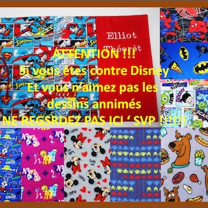 Könnte beinhalten: Eine Collage aus verschiedenen Stoffmustern mit beliebten Comicfiguren wie Superman, Batman, Mickey Mouse und Scooby Doo. Der Text "ATTENTION!!! Si vous etes contre Disney Et vous n'aimez pas les dessins animés NE REGSRDEZ PAS ICI SVP!!!" ist in Französisch auf rotem Hintergrund geschrieben.