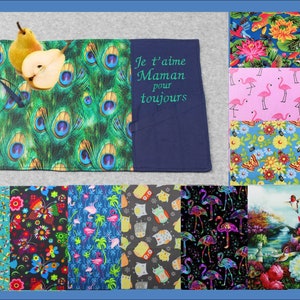 Pode incluir: Um conjunto de 10 amostras de tecido com vários padrões coloridos, incluindo pavões, flamingos, borboletas, corujas e desenhos florais. As amostras estão dispostas em uma grade e incluem um tecido azul com o texto "Je t'aime Maman pour toujours".