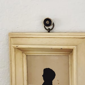 Rund spik i glas i svart och guld, dekorativ spik i mässing, skruvlock i mässing, cache-klädsel i glas, rund väggkrok