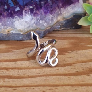 Anillo ajustable de serpiente de acero inoxidable plateado