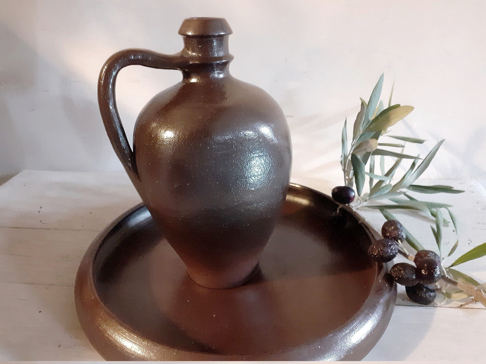 Pichet et Assiette de Poterie Vintage Signés Français, Pichet Plat en Faïence Bruns Français Signés,