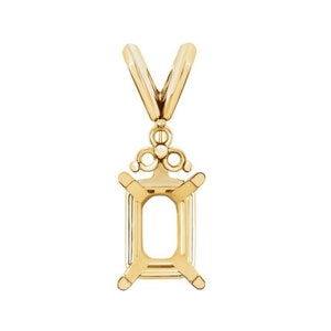 Puede incluir: Un engaste de oro para un colgante de piedra preciosa de talla esmeralda. El engaste tiene una delicada y ornamentada anilla con un diseño en forma de V y un pequeño detalle decorativo en la parte superior.