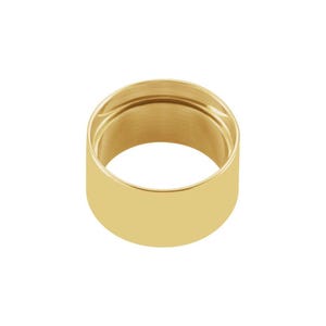 Pode incluir: Um anel dourado com uma banda larga. O anel tem uma superfície lisa e polida e uma forma cilíndrica. O interior do anel também é dourado. Este anel é uma joia.