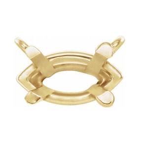 Op de afbeelding: Een goudkleurige metalen setting voor een ovale edelsteen. De setting heeft vier grijpklauwen en twee lussen om aan een ketting of armband te bevestigen.