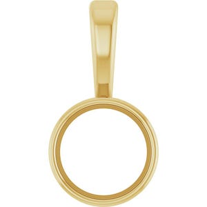 Puede incluir: Un engaste de colgante dorado con un marco circular y una fianza rectangular. El colgante está diseñado para sostener una piedra o un dije redondo. El engaste está hecho de un metal brillante y pulido.
