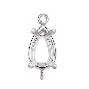 Puede incluir: Un engaste de colgante de metal plateado con un marco en forma de pera y cuatro garras diseñado para sujetar una piedra preciosa. El engaste incluye una anilla circular en la parte superior y un pequeño bucle en la parte inferior.