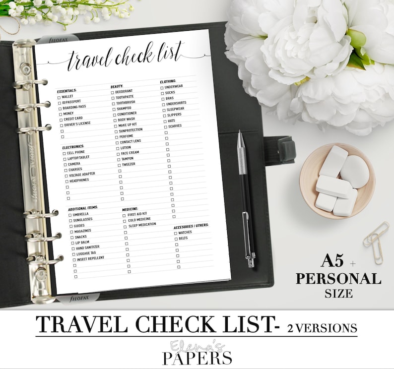 K&ouml;nnte beinhalten: Eine schwarz-wei&szlig;e druckbare Reisecheckliste im A5-Format. Die Checkliste enth&auml;lt Kategorien f&uuml;r Essentials, Beauty, Kleidung, Elektronik, zus&auml;tzliche Artikel, Medizin und Accessoires. Die Checkliste tr&auml;gt den Titel "Travel Check List" und ist f&uuml;r den pers&ouml;nlichen Gebrauch bestimmt.