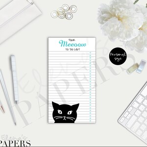 Può includere: Un elenco di cose da fare bianco con linee nere e un gatto nero che spunta dal basso. Il testo "YOUR Meeoow TO DO LIST" è in alto nell'elenco in blu turchese.