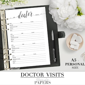 Può includere: Un registro di visite mediche stampabile per un planner di formato personale. La pagina è bianca con testo nero e include sezioni per la data, il medico, lo scopo della visita, il risultato e le note. Il testo "The doctor visits" è in cima alla pagina.