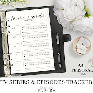 Puede incluir: Un rastreador de series de televisión y episodios imprimible en blanco y negro. El rastreador tiene cinco secciones para enumerar el nombre de la serie, el número de temporada y los números de los episodios. El rastreador está diseñado para su uso en una carpeta de tamaño personal o A5.