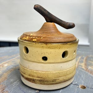 Cacerola de gres artesanal con tapa de madera torneada – Estilo rústico natural