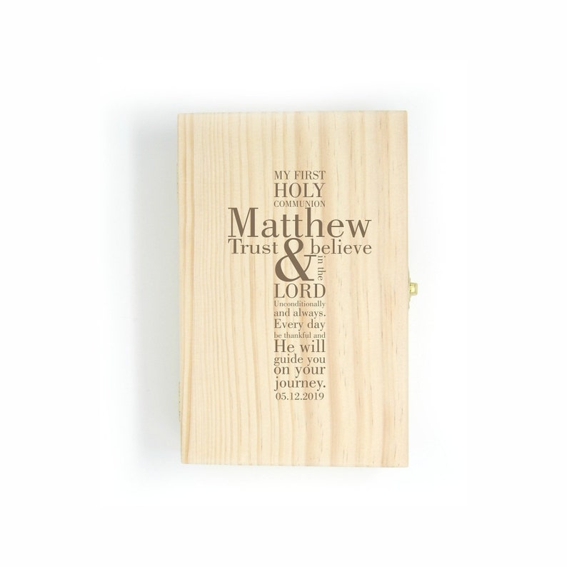 Op de afbeelding: Een houten doos met een scharnierend deksel, gegraveerd met de tekst "My First Holy Communion Matthew Trust & believe in the LORD Unconditionally and always. Every day be thankful and He will guide you on your journey. 05.12.2019".