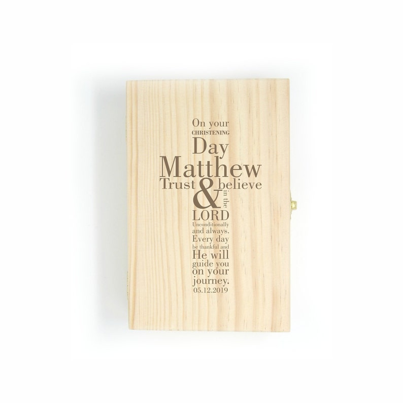 Op de afbeelding: Een houten doos met een gouden sluiting, gegraveerd met de tekst "On your christening day Matthew Trust & believe in the Lord Unconditionally and always. Every day be thankful and He will guide you on your journey. 05.12.2019"