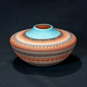 Vasija de cerámica vintage del suroeste firmada "V. King" – Diseño geométrico grabado y pintado a mano – Cerámica artística de estilo nativo americano de 23 cm (9 pulgadas)