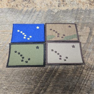 以下が含まれることがあります： 北斗七星をモチーフにした刺繍パッチが4つ。パッチは青、茶色、緑、ベージュの4色です。