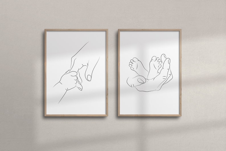 Puede incluir: Dos impresiones art&iacute;sticas enmarcadas con dibujos lineales minimalistas. Una representa la mano de un padre sosteniendo la mano de un beb&eacute;, la otra la mano de un padre acunando los pies de un beb&eacute;. La obra de arte es en blanco y negro.