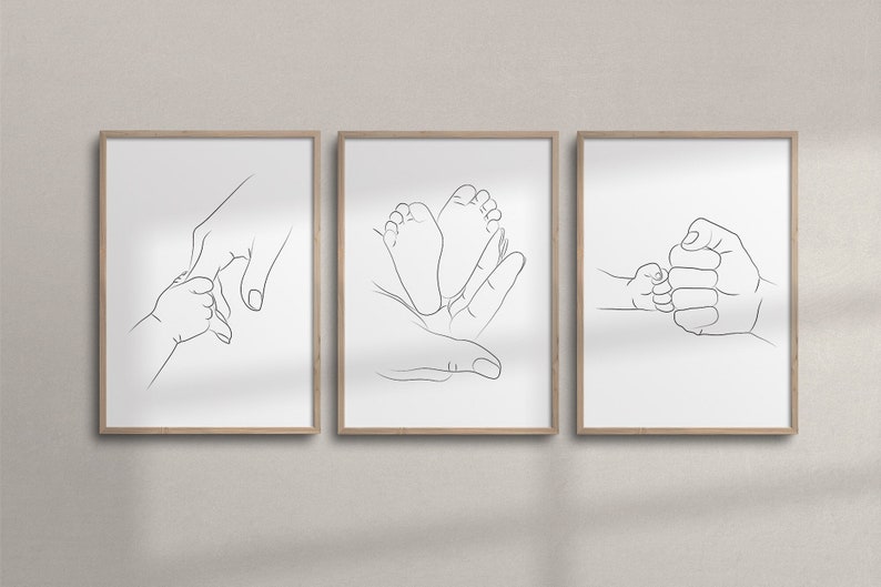 Puede incluir: Tres dibujos en blanco y negro de manos y pies. El primer dibujo muestra una mano de ni&ntilde;o sosteniendo el dedo de un adulto. El segundo dibujo muestra los pies de un ni&ntilde;o en la mano de un adulto. El tercer dibujo muestra un pu&ntilde;o de ni&ntilde;o golpeando el pu&ntilde;o de un adulto.