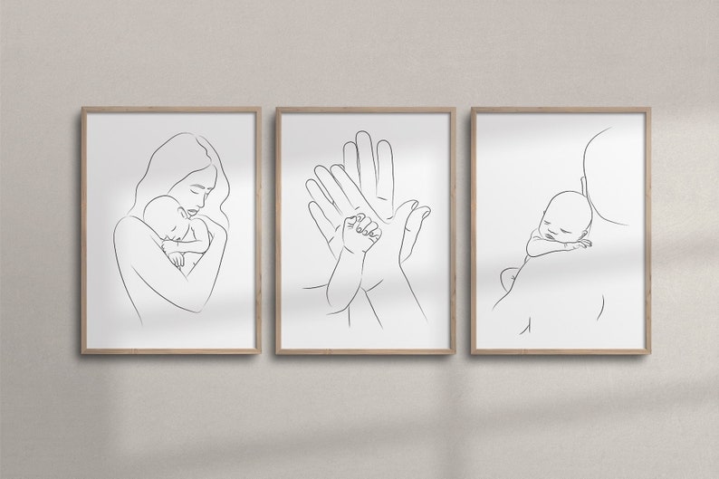 Puede incluir: Tres dibujos en blanco y negro de una l&iacute;nea de un padre y un hijo. La primera imagen muestra a una madre sosteniendo a un beb&eacute; cerca de ella. La segunda imagen muestra la mano de un beb&eacute; en la mano de un adulto. La tercera imagen muestra a un padre sosteniendo a un beb&eacute; en su hombro.