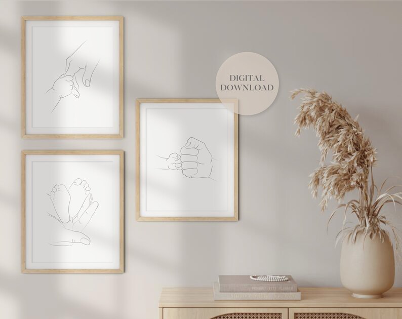 Puede incluir: Tres impresiones minimalistas de arte lineal en marcos de madera, que muestran una mano sosteniendo la mano de un beb&eacute;, un choque de pu&ntilde;os y dos pies de beb&eacute;.