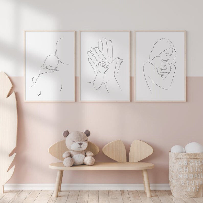 Puede incluir: Tres dibujos en blanco y negro de padres y un beb&eacute;. El primer dibujo muestra a un padre sosteniendo a un beb&eacute; en su hombro. El segundo dibujo muestra la mano de un padre sosteniendo la mano de un beb&eacute;. El tercer dibujo muestra a un padre sosteniendo a un beb&eacute; en sus brazos.