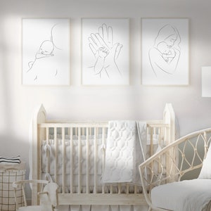 Puede incluir: Tres dibujos en blanco y negro de una familia. El primer dibujo muestra a un padre sosteniendo un beb&eacute; en su hombro. El segundo dibujo muestra dos manos sosteniendo la mano de un beb&eacute;. El tercer dibujo muestra a un padre sosteniendo un beb&eacute; en sus brazos.