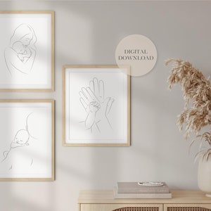 Puede incluir: Tres impresiones de arte de l&iacute;nea minimalista que muestran a una madre sosteniendo un beb&eacute;, un par de manos sosteniendo la mano de un beb&eacute; y un padre sosteniendo un beb&eacute;. Las impresiones est&aacute;n enmarcadas en madera clara y se muestran en una pared.