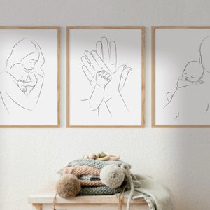 Puede incluir: Tres impresiones de arte de l&iacute;nea minimalista que representan a una madre sosteniendo un beb&eacute;, dos manos sosteniendo la mano de un beb&eacute; y un padre sosteniendo un beb&eacute; dormido.