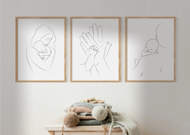 Puede incluir: Tres impresiones de arte de l&iacute;nea minimalista que representan a una madre sosteniendo un beb&eacute;, dos manos sosteniendo la mano de un beb&eacute; y un padre sosteniendo un beb&eacute; dormido.