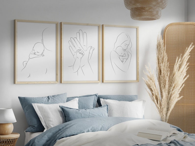 Puede incluir: Tres impresiones minimalistas de arte de l&iacute;nea que representan a un padre sosteniendo a un beb&eacute;. La primera impresi&oacute;n muestra a un padre sosteniendo a un beb&eacute; en su hombro. La segunda impresi&oacute;n muestra a un padre y un beb&eacute; tom&aacute;ndose de la mano. La tercera impresi&oacute;n muestra a un padre sosteniendo a un beb&eacute; en sus brazos.