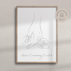 Könnte beinhalten: Schwarzweiß-Linienkunst-Druck von drei Händen, die sich gegenseitig halten. Der Druck enthält den Text "olivia mommy caleb".