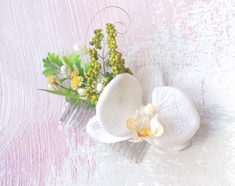 Vit orkidé hårkam Grön tropisk blommig kam Hawaii hårsmycke Tropisk bröllopskam Brudfascinator hår destination bröllop
