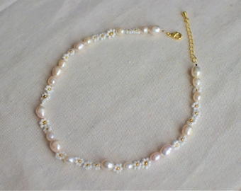 Sunflower pearl necklace/white beaded flower necklace/pearl flower necklace/daisy flower necklace/dainty flower necklace/gift for her