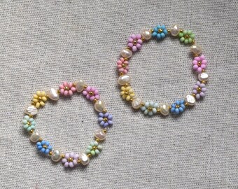 Bracciale di perline Daisy con perle, braccialetto di fiori di margherita per le donne, braccialetto di perle d'acqua dolce oro, regalo del braccialetto della ragazza del fiore per il suo arcobaleno