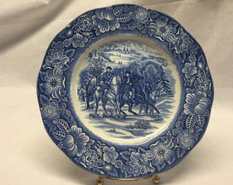 Plato de almuerzo azul Liberty de Staffordshire. 8 3/4&quot;. Estos tienden a ser de un azul un poco más claro.