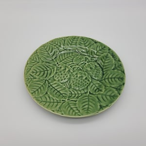 Studio Nova portugal pottery Green strawberry plate Strawberries 7 3/4&quot;