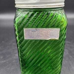 Grünes 13,5 cm hohes Teeglas mit diagonalen Linien. Hergestellt von Owens-Illinois.