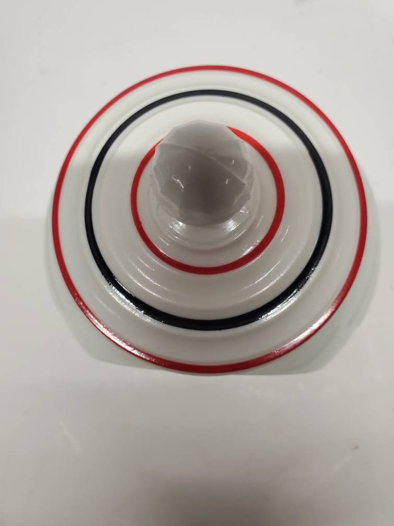 Covered Grease jar 30 oz. Capacity in white with red and black design. image 3