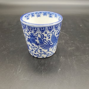 Antiker Sake-Becher oder Trinkbecher mit blauem Phönix-Vogel und fliegendem Truthahn