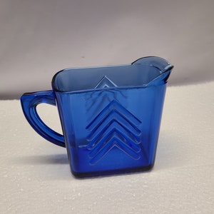 Crema di vetro per la depressione a motivo Chevron cobalto alta 3 7/8 pollici