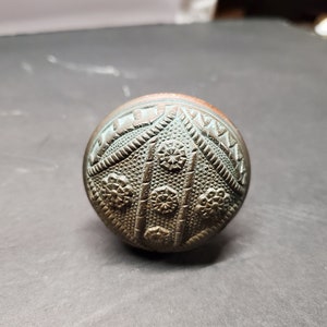 Pomolo per porta in ottone anticato con decoro in rilievo