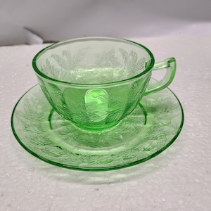 groene bloemenpoinsettia depressie glazen thee kop en schotel