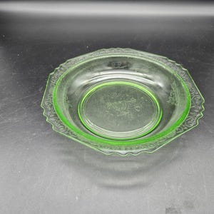 Uranium Florentine Depression glass Bowl (GEC) Uranium Florentine Depression glass Bowl (GEC)